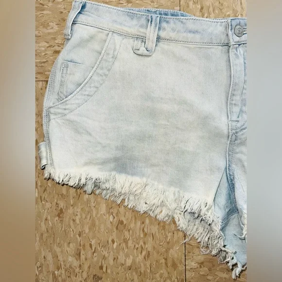 Anthropologie - Pilcro Distressed Denim Shortie Shorts in Light Wash size 32 - Picture 12 of 16